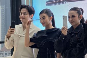 (ki-ka) Team Galaxy Mahalini, Ariel Tatum, dan Arghie Hanafi di acara kick-off pre-order Galaxy S25 Edge, Senin (26/5/2025).(KOMPAS.com/ Galuh Putri Riyanto)