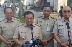 Gubernur Jakarta Pramono Anung usai menanam pohon di Cakung, Jakarta Timur.(Hafizh Wahyu Darmawan)