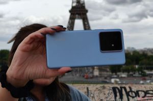 Penampakan Realme GT7 di menara Eiffel, Paris, Perancis.(KOMPAS.com/Reska K. Nistanto.)