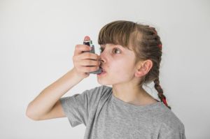 Ilustrasi asma pada anak. Serangan asma pada anak bisa dikenali sejak dini dan dikendalikan dengan langkah tepat agar tidak berkembang menjadi kondisi yang membahayakan.(Freepik)