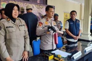 Kapolsek Jatinegara Kompol Samsono saat menjelaskan terkait kasus pembacokan akibat rebutan lahan parkir, Selasa (27/5/2025).(KOMPAS.com/Febryan Kevin)