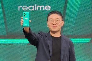 Chase Xu, Vice President dan CMO Realme menunjukkan ponsel Realme GT7 Dream Edition kolaborasi dengan tim F1 Aston Martin Aramco.(KOMPAS.com/Reska K. Nistanto.)