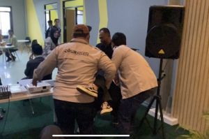 Pencari kerja pingsan di tengah kericuhan event job fair yang digelar Pemerintah Kabupaten (Pemkab) Bekasi di Gedung Convention Center Presiden University, Jababeka, Cikarang Utara, Selasa (27/5/2025)