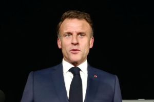Presiden Prancis Emmanuel Macron memberikan keterangan pers singkat kepada awak media setibanya di Pangkalan Udara (Lanud) Halim Perdanakusuma, Jakarta Timur, Selasa (27/5/2025) malam. (