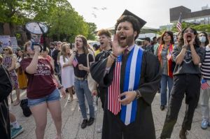 Mahasiswa Harvard yang lulus, Victor Flores dan lainnya berunjuk rasa untuk mendukung mahasiswa asing Harvard selama unjuk rasa Harvard Students for Freedom di kampus Universitas Harvard di Bosto