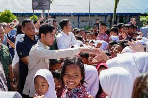 Wapres Gibran Rakabuming Raka bersalaman dengan siswa SD N 61 Kota Bengkulu, Rabu (28/5/2025).(KOMPAS.COM/FIRMANSYAH)