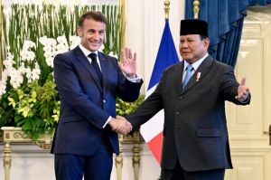 Presiden Perancis Emmanuel Macron (kiri) dan Presiden Prabowo Subianto (kanan) berjabat tangan sebelum melangsungkan pembicaraan tete a tete di Istana Merdeka, Jakarta Pusat, Rabu (28/5/2025).