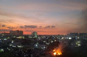 Cerita penghuni apartemen di Cengkareng, Jakarta Barat alami ISPA akibat paparan asap pembakaran sampah ilegal(Hafizh Wahyu Darmawan)