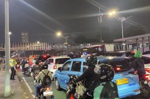 Kemacetan di depan Polda Metro Jaya, Jalan Jenderal Sudirman masih bertahan setelah akses jalan kembali dibuka, Rabu (28/5/2025) malam.(Hanifah Salsabila)