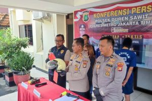 Polsek Duren Sawit saat menjelaskan terkait kasus perampasan motor bermodus mata elang, Rabu (28/5/2025).(KOMPAS.com/Febryan Kevin)
