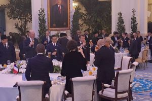 Presiden Prabowo Subianto mengajak Presiden Prancis Emmanuel Macron bersulang di Istana, Jakarta, Rabu (28/5/2025) malam. (KOMPAS.com/ADHYASTA DIRGANTARA)