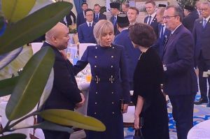 Anak Prabowo, Didit Hediprasetyo berbincang dengan istri Emmanuel Macron, Brigitte Macron di Istana, Jakarta, Rabu (28/5/2025) malam. (KOMPAS.com/ADHYASTA DIRGANTARA)
