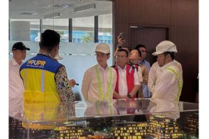 Wakil Presiden Gibran didampingi Kepala Otorita IKN Basuki Hadimuljono dan Direktur Operasi I Waskita Karya Ari Asmoko saat meninjau Kantor Kemenko 3 IKN.(Dok. Waskita Karya)