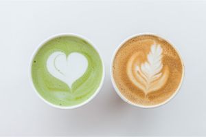 ilustrasi konsumsi kopi dan teh hijau bagi kesehatan liver atau hati.(canva.com)