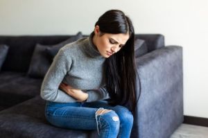 Pelemahan otot panggul pada wanita bisa terjadi seiring usia dan kehamilan, namun dapat dicegah dengan deteksi dini dan latihan khusus.(Freepik/diana.grytsku)