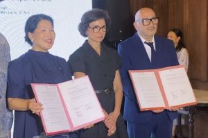 Thresia Mareta, Rachida Dati, dan Alain Soreil menandatangani MoU antara PINTU Incubator dan École Duperré Paris di Bentara Budaya Jakarta, Palmerah, Rabu (28/5/2025).(Kompas.com/LINTANG PRAMATYANTI)