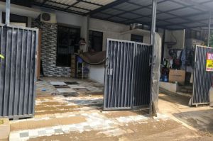 Kondisi lumpur di salah satu rumah di Puri Bintaro Indah pasca banjir.(Intan Afrida Rafni )