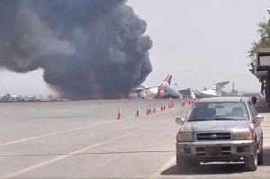 Penampakan pesawat operasional terakhir di bandara Sanaa, Yaman yang akan digunakan untuk mengangkut jemaah haji, hangus terbakar akibat serangan jet tempur Israel.(Tangkapan layar via X @Khaled alsha