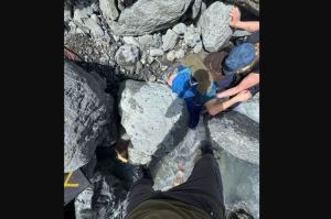 Seorang pria lansia tertimpa batu besar di Sungai Fourth of July, Alaska, AS, Sabtu (24/5/2025).(Tangkapan layar via ABC News)