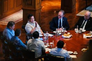 Presiden Prabowo Subianto menerima Utusan Khusus Perdana Menteri Inggris Urusan Pendidikan Steve Smith dan Duta Besar Inggris untuk Indonesia Dominic Jermey di kediamannya di Hambalang, Bogor