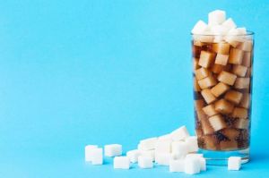 Minuman manis seperti soda dan jus terbukti lebih meningkatkan risiko diabetes tipe 2 dibandingkan camilan manis, menurut studi terbaru.(Freepik)