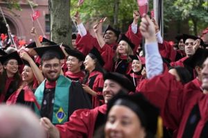 Mahasiswa bersorak selama upacara wisuda Universitas Harvard, Kamis, 29 Mei 2025 di Cambridge, Massachusetts.(Associated Press)