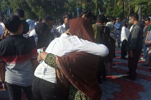 Momen orang tua sesaat melepas anaknya untuk program Pembinaan Karakter dan Bela Negara berpamitan (Hafizh Wahyu Darmawan)