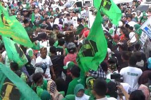 Kampanye terbuka PPP di Kota Tasikmalaya diwarnai kericuhan antar kader dan simpatisan saat berjoget hiburan artis Nita Thalia, Jumat (12/4/2019)(KOMPAS.com/IRWAN NUGRAHA)