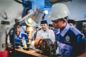 siswa SMK belajar praktik di bengkel