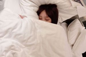 Beauty Sleep Itu Nyata: Tidur Cukup Bikin Kulit Lebih Sehat