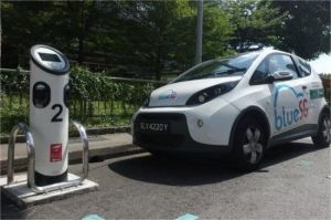 ilustrasi mobil listrik dan sistem smart traffic di jalanan Singapura