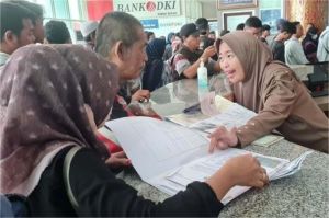 ilustrasi warga membayar pajak kendaraan di layanan Samsat selama program pemutihan