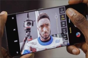 ilustrasi kamera AI Android 15 sedang mendeteksi objek dan memberikan saran otomatis