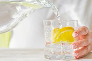 segelas air lemon segar sebagai bagian dari tren diet viral