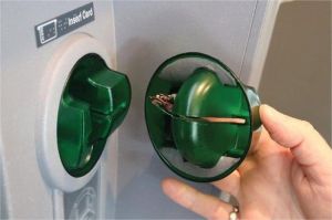 alat skimming berukuran kecil berbentuk USB yang digunakan pelaku pembobolan ATM