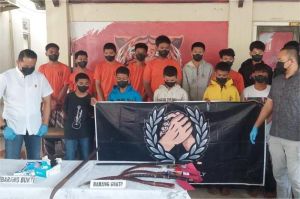 anggota geng motor ditangkap polisi dan dibawa ke kantor dengan barang bukti senjata tajam