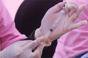 petugas medis memberikan vaksin HPV kepada siswi sekolah dasar dalam program imunisasi nasional