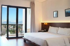 kamar hotel cozy dengan pemandangan kota cocok untuk staycation akhir pekan