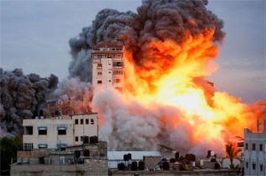 asap membumbung tinggi di atas reruntuhan bangunan di gaza akibat serangan udara