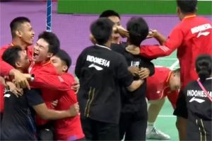 atlet bulu tangkis junior Indonesia merayakan kemenangan di turnamen internasional