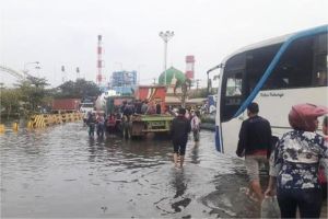 ilustrasi banjir rob di pelabuhan Tanjung Emas Semarang dengan truk dan dermaga tergenang