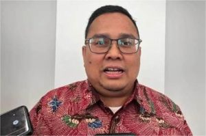 petugas Bawaslu menerima laporan pengaduan pemilu melalui aplikasi digital di kantor