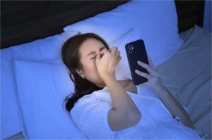seorang pengguna menatap layar di malam hari dengan mata lelah dan cahaya menyala