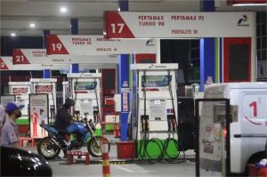 antrean panjang kendaraan karena kelangkaan BBM subsidi di daerah