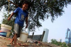 warga kota antre air bersih dari truk tangki