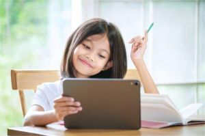siswa belajar dari rumah menggunakan aplikasi pendidikan di layar tablet