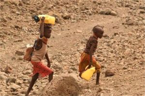 anak-anak Afrika Utara membawa jerigen mencari air di wilayah kekeringan