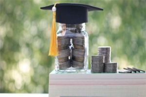 mahasiswa memprotes kenaikan biaya kuliah dan UKT tinggi