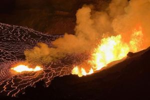 Detik-detik Gunung Berapi di Hawaii Semburkan Lava Setinggi 300 Meter