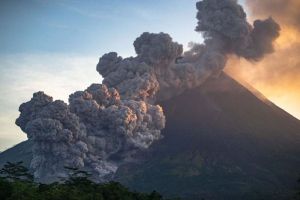 Gunung Marapi Kembali Erupsi, 9 Kecamatan di Tanah Datar Terdampak Hujan Abu